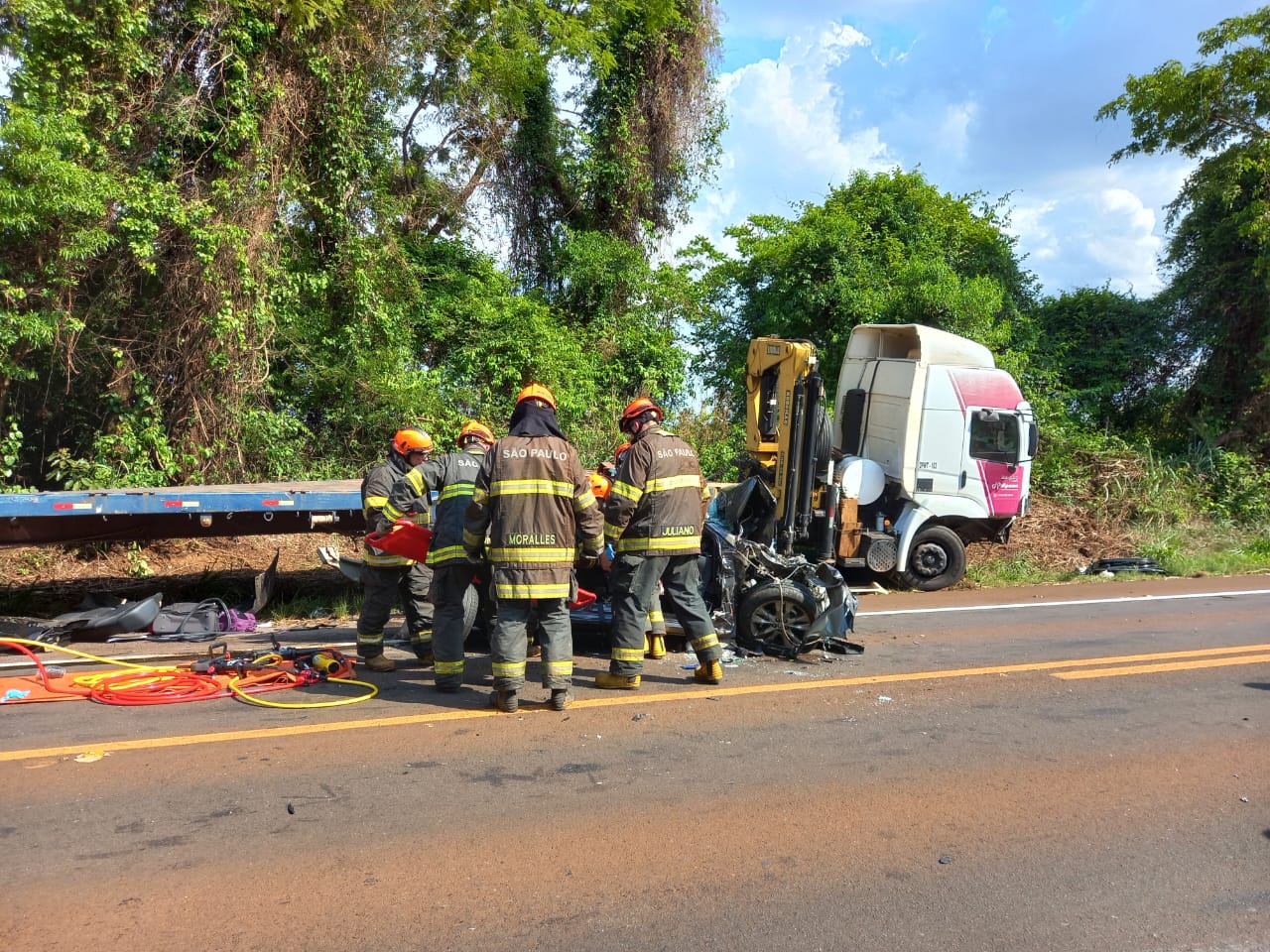 Foto: Flavio Fernandes Araraquara Agora/Bombeiros retirando o casal das ferragens